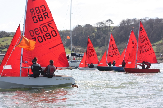 Mirror dinghy 70170 starting on port tack by the pin mark