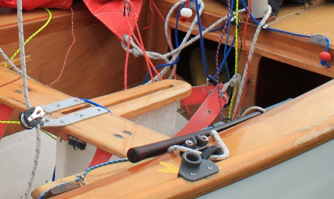 A plastic rowlock fitting on a white GRP/wood composite Mirror dinghy
